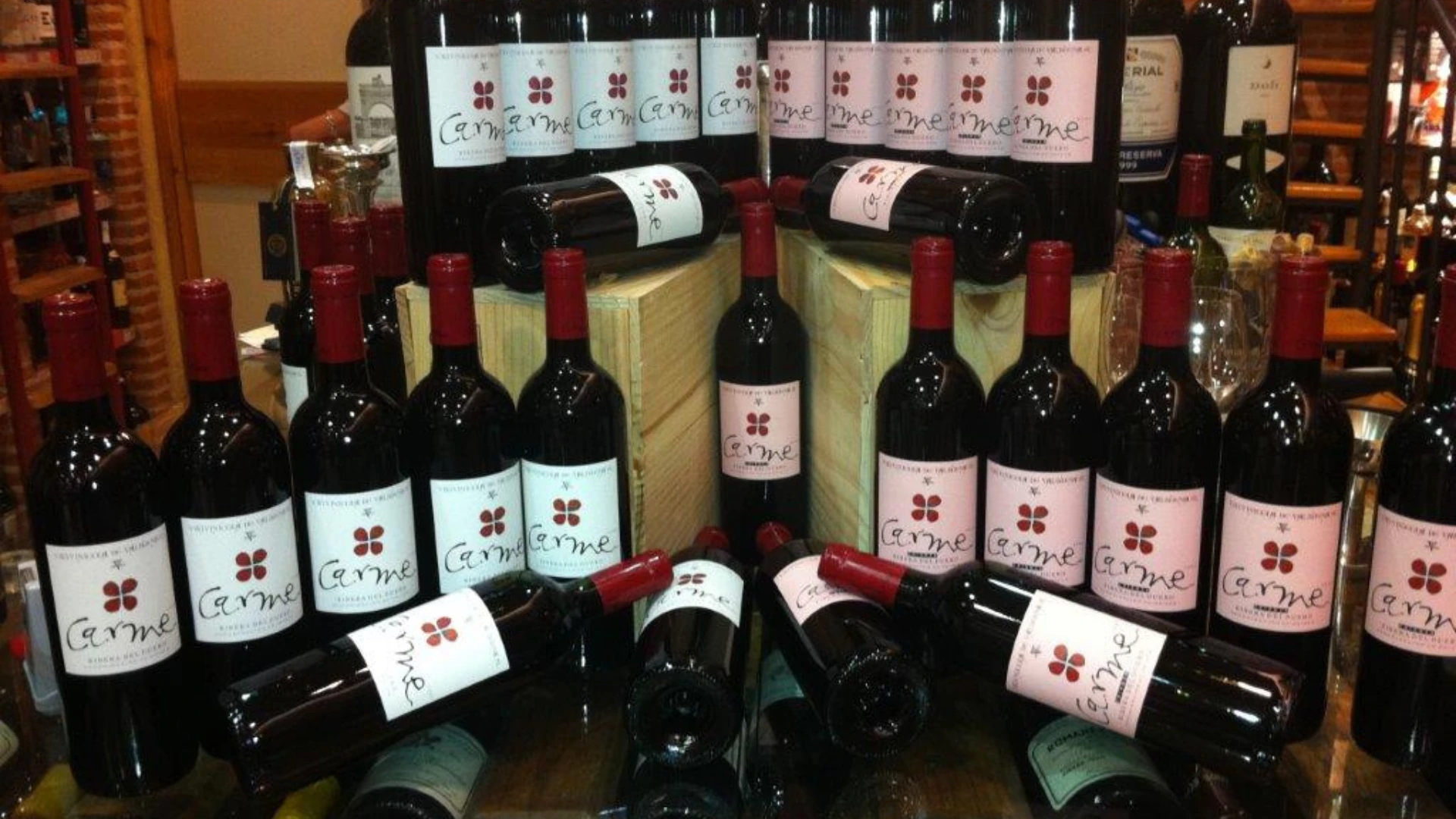 bodegas-valbuena-del-duero-con-vino-tinto